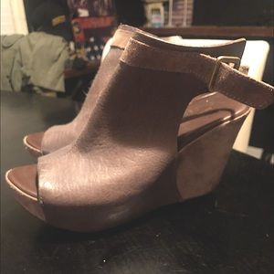 Cork ease wedges